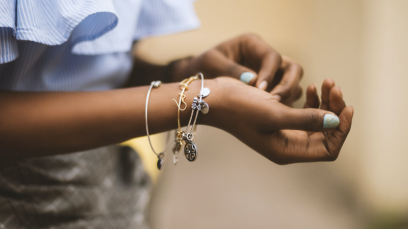 Bracelet papillon : un bijou feminin tres symbolique