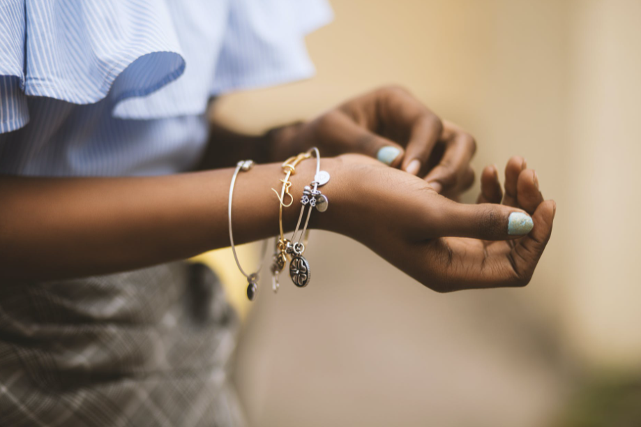 Bracelet papillon : un bijou feminin tres symbolique